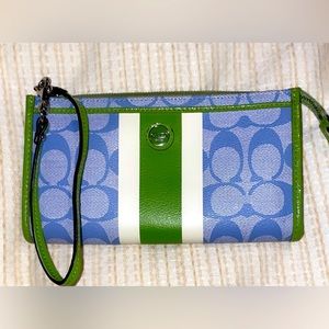💚💚Coach wristlet Wallet💚💚 like brand new! No real call outs. Great gift 💝